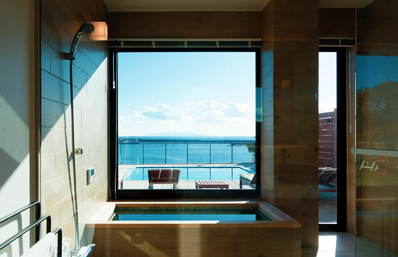MOROISOSO - 海を一望できる贅沢なバスルーム。普段の日常にはないひとときをおくつろぎ下さい。
