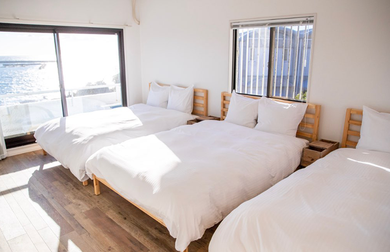 MOROISOSO - 白で統一された寝室。2階からの眺めは素晴らしく、清々しい朝が迎えられます。