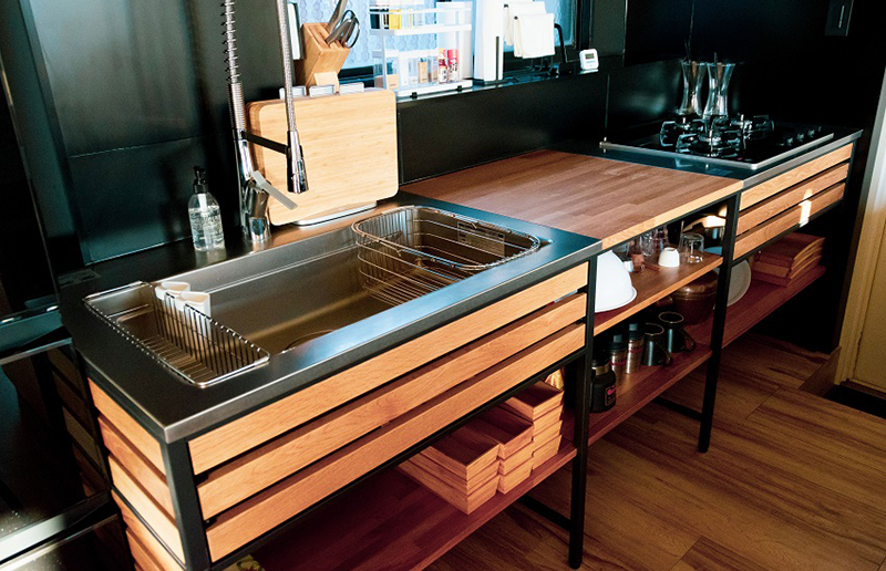MOROISOSO - シックな色合いのキッチンスペース。調理器具も豊富に取り揃えていますので、食事の時間も十分にお楽しみ頂けます。