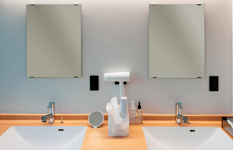 MOROISOSO - パウダールームには洗面台とトイレが2つずつ。明るく清潔感ある空間に仕上げました。