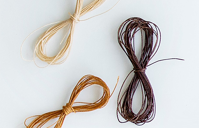 縫い糸はどの革とも相性の良い「ブラウン」「ベージュ」「こげ茶」の3色を用意