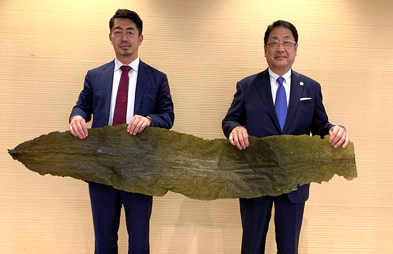 右：函館市長 工藤壽樹、左：シオノギヘルスケア社長 吉本悟